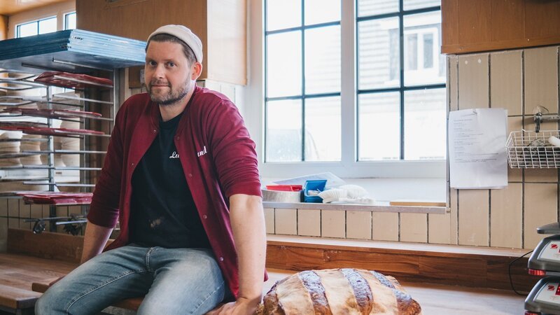 Brot & Stulle Sauerteigbrote von Sylt Von der Sterneküche zurück in die Bäckerei: Jens Lund leitet den Familienbetrieb in 3. Generation. – Bild: SRF/​NDR