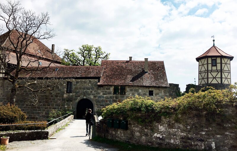 Außenansicht der Burg Maienfels. Ist das Tor offen, dürfen Touristen den Innenhof besichtigen. – Bild: SWR/​Thomas Hoeth