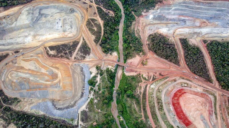 Eine neue Lithium-Mine im brasilianischen Bundesstaat Minas Gerais. Hier stehen indigene Gemeinden im Konflikt mit internationalen Finanzinvestoren – im Namen der Energiewende. – Bild: SWR/​Daniel Harrich/​diwafilm