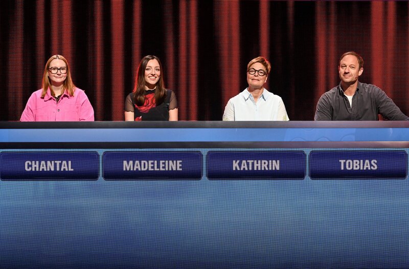 Die Kandidat:innen (v.l.n.r.): Chantal Visser, Madeleine Sabel (1Live), Kathrin Schleicher, Tobias Kämmerer (hr 3). – Bild: ARD/​Uwe Ernst