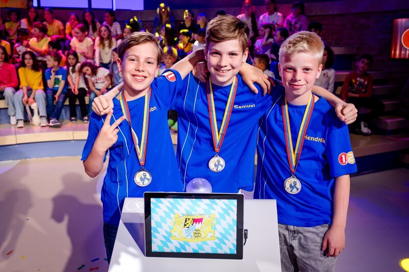 Das blaue Team aus Ismaning/​Bayern hatte einen tollen Tag im Studio. – Bild: Ruppografie – Nadine Rupp /​ ZDF