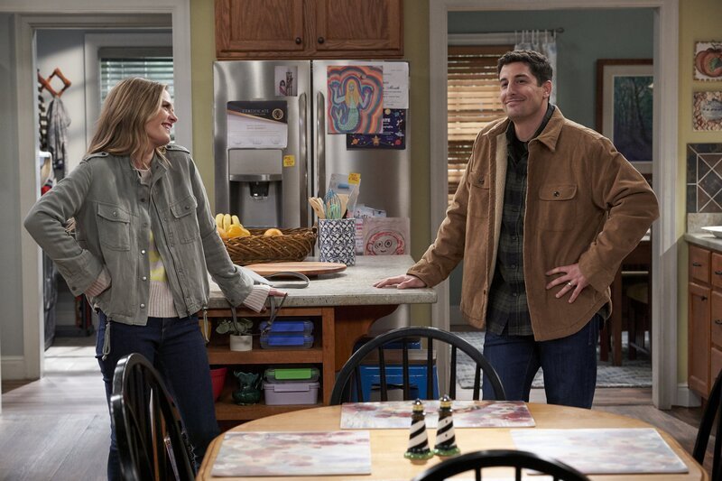 Kay (Maggie Lawson, l.); Mike (Jason Biggs, r.) – Bild: 2019⁠–⁠2020 Twentieth Century Fox Film Corporation.  All rights reserved /​ Lisa Rose Lizenzbild frei