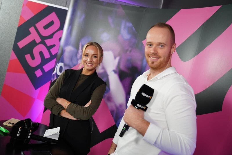 Moderatorin Katharina Kleinfeldt, Max Hopp – Bild: Sport1 GmbH