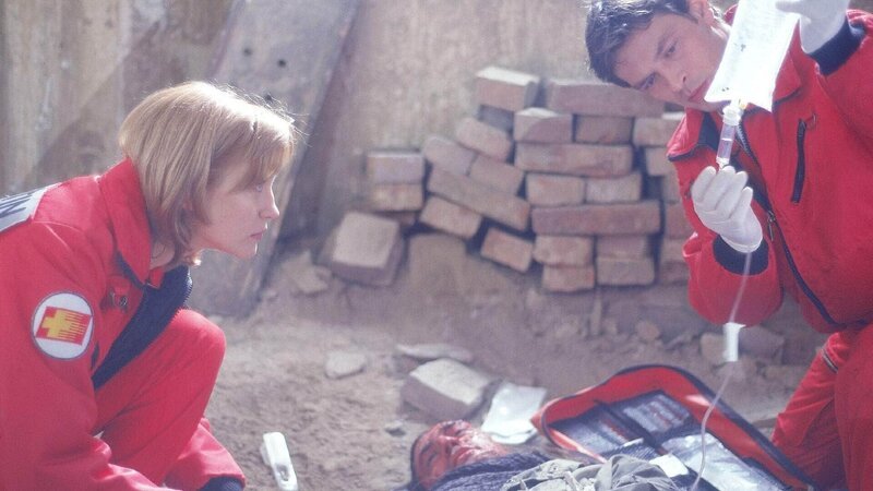 Dr. Karin Thaler (Roswitha Meyer) und  Enrico (Tom Mikulla) versorgen Bully (Oliver Ciontea). – Bild: RTL /​ Miguel Dieterich