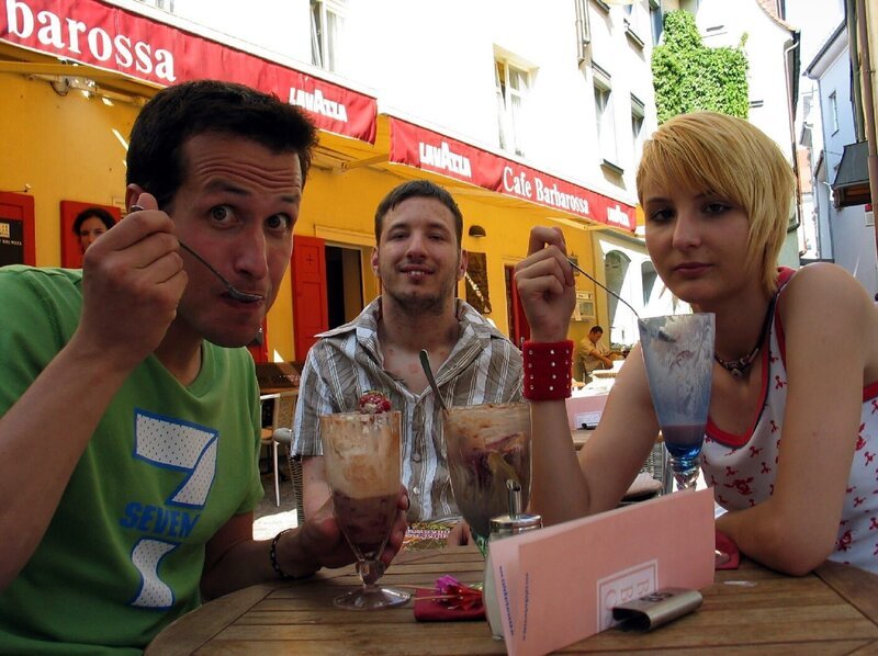 Willi Weitzel, Denis und Jassi beim Eisessen. – Bild: BR