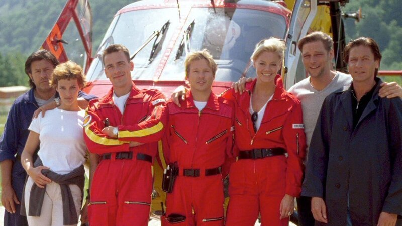 „Medicopter 117 – Jedes Leben zählt“, Ihr größter Feind ist die Zeit. Bei den Einsätzen der Flugretter … Im Bild (v.li.): Hanno Pöschl (Mechaniker Max), Sabine Petzl (Biggi Schwerin), Wolfgang Krewe (Ralf Staller), Serge Falck (Peter Berger), Anja Freese (Dr. Gabriele Kollmann), Manfred Stücklschwaiger (Thomas Wächter), Rainer Grenkowitz (Dr. Michael Lüdwitz). – Bild: ORF/​MR-Film/​Helene Waldner