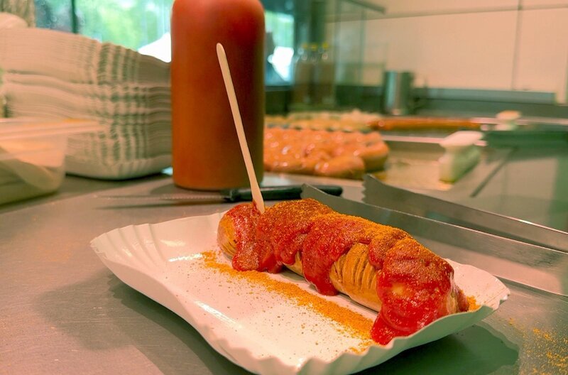 Eine gegrillte oder gekochte Wurst mit Currypulver und Tomatensoße – die Currywurst wird in Berlin zu jeder Tages- oder Nachtzeit gegessen. – Bild: Elephant Doc