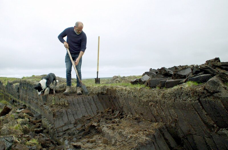 Declan Caulfield beim Torfstechen auf den Ceide Fields im County Mayo – Bild: ZDF /​ Gerd Gügel/​Caligari Entertainment