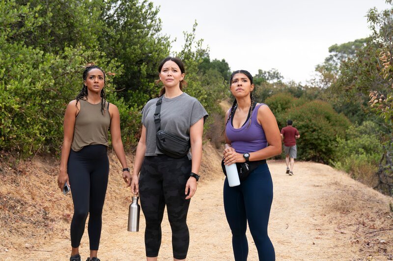 Um den Verdacht gegenüber Glasser nachzugehen, joggen Detective Harper (Mekia Cox, l.), Officer Chen (Melissa O’Neil, M.) und Juarez (Lisseth Chavez, r.) durch die Hollywood Hills, als sie von einem Flächenbrand überrascht werden. – Bild: ZDF und Mike Taing