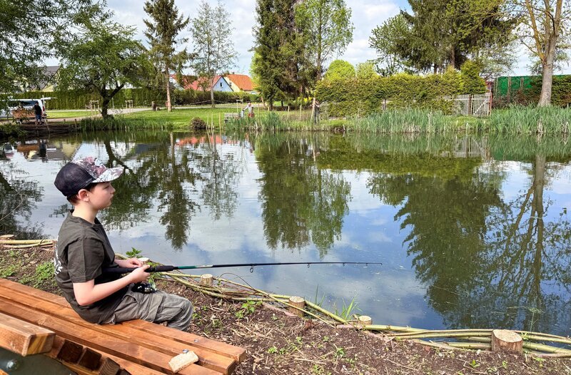 Remstädt hat einen frisch sanierten Angelteich mit neuer Uferbefestigung, Naturschutzzone und großer Artenvielfalt bei den Fischen. – Bild: MDR/Steffi Peltzer-Büssow Remstädt hat einen frisch sanierten Angelteich mit neuer Uferbefestigung, Naturschutzzone und großer Artenvielfalt bei den Fischen. – Bild: MDR/Steffi Peltzer-Büssow