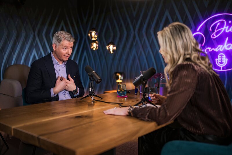 Monika Gruber und Anthony-Robert Lee im Gespräch – Bild: ServusTV /​ Sebastian Marko