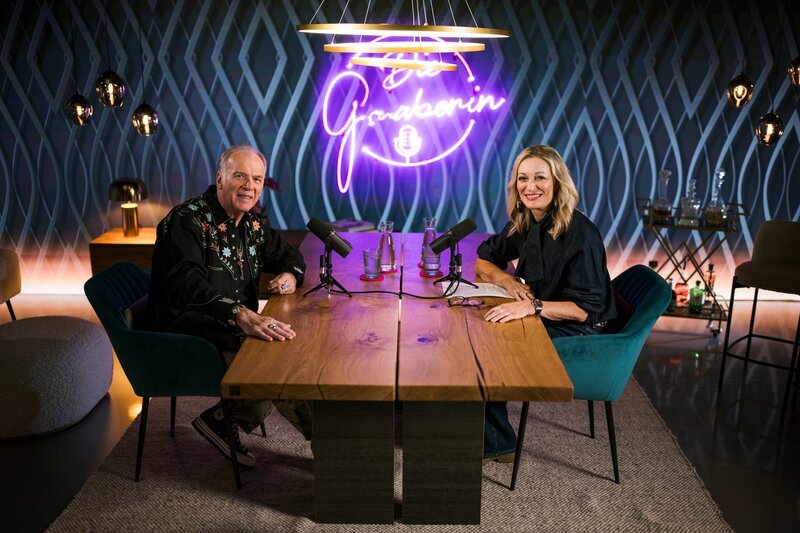 Monika Gruber und Wolfgang Fierek posieren für ein Foto – Bild: ServusTV /​ Sebastian Marko