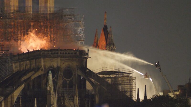 Wasserstrahlen versuchen verzweifelt, die Flammen zu löschen, die Notre Dame verschlingen – Bild: CAPA Lizenzbild frei