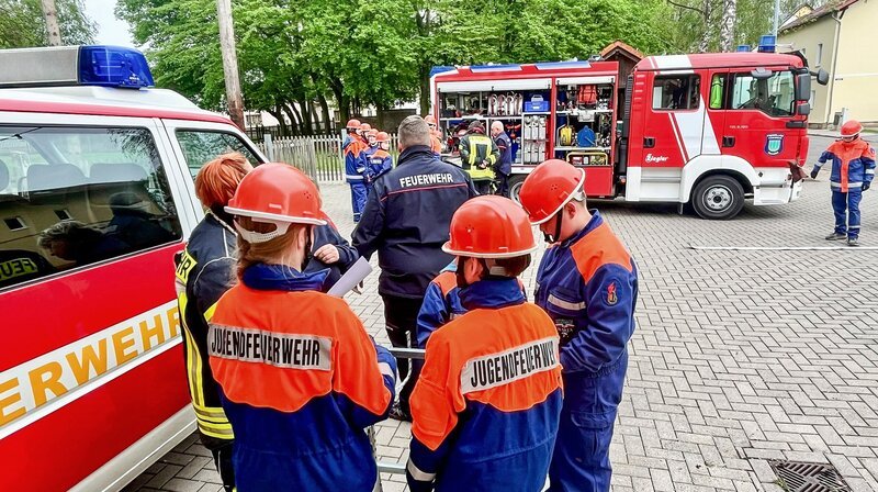 Im Nessetal haben sich einige Wehren zusammengeschlossen. Die Remstädter üben immer gemeinsam mit den Kameraden aus Warza und Bufleben. – Bild: MDR/​Tino Wiemeier