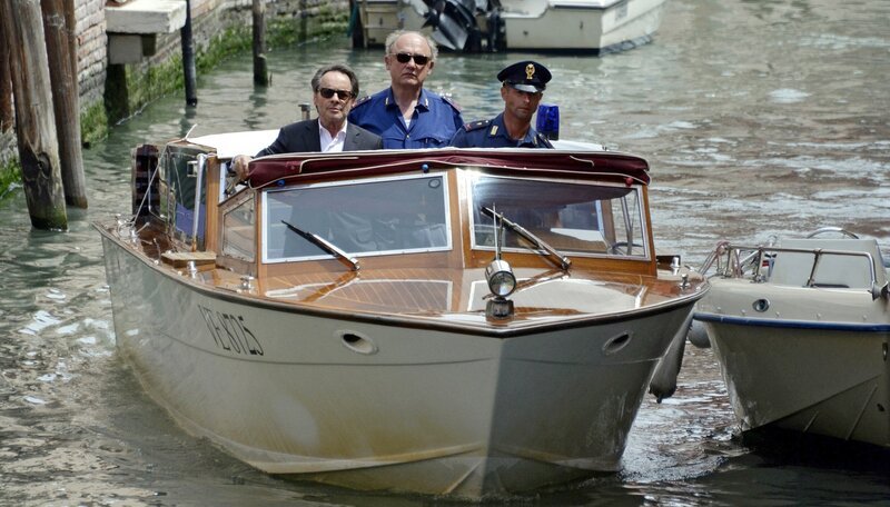 Guido Brunetti (Uwe Kokisch, l.) und Sergente Vianello (Karl Fischer, m.) unterwegs auf dem Canale Grande. – Bild: PLURIMEDIA (ARD Degeto /​ Nicolas Maack)
