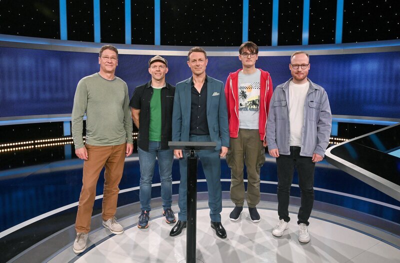 In der beliebten Radiowoche treten Radiomoderatorinnen und -moderatoren der ARD-Wellen gemeinsam mit ihren Hörerinnen und Hörern gegen die geballte Expertise der Quiz-Elite an. Moderator Alexander Bommes (M.) mit den Kandidaten (v.l.n.r.): Maximilian Bitz, Matthias Rohrschneider (MDR Jump), Felix Kreutzfeldt, Julian Beimdiecke (Bremen Vier). – Bild: ARD/​Uwe Ernst