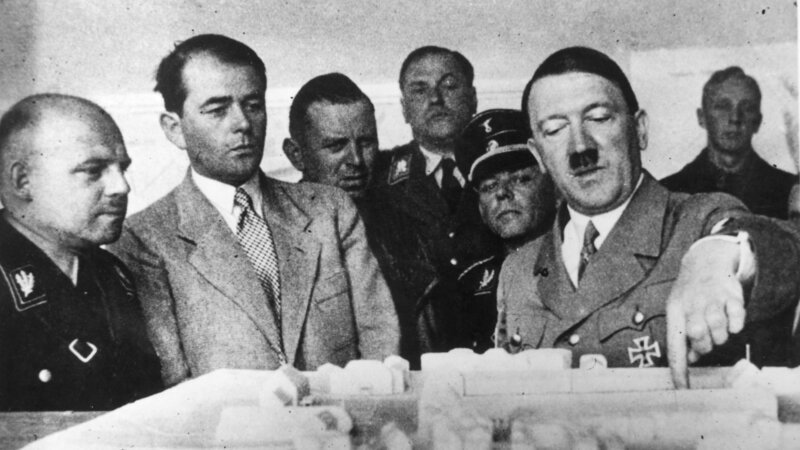 Der deutsche Diktator Adolf Hitler bespricht mit Hitlers Architekt Albert Speer die Pläne für ein neues Verwaltungsgebäude für die Landesregierung in Weimar – Bild: RTL