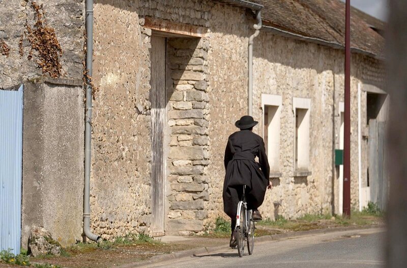 Anfang des 20. Jahrhunderts verursacht das Verschwinden des Pfarrers von Châtenay im französischen Département Eure-et-Loir einen landesweiten Skandal. – Bild: Elephant Doc