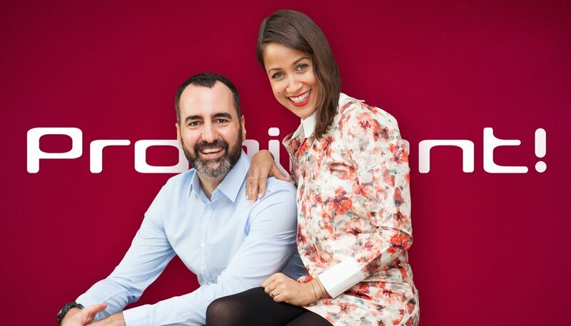 Die ‚Prominent!‘ Moderatoren Rabea Schif und David Modjarad. – Bild: VOX/​Guido Lange