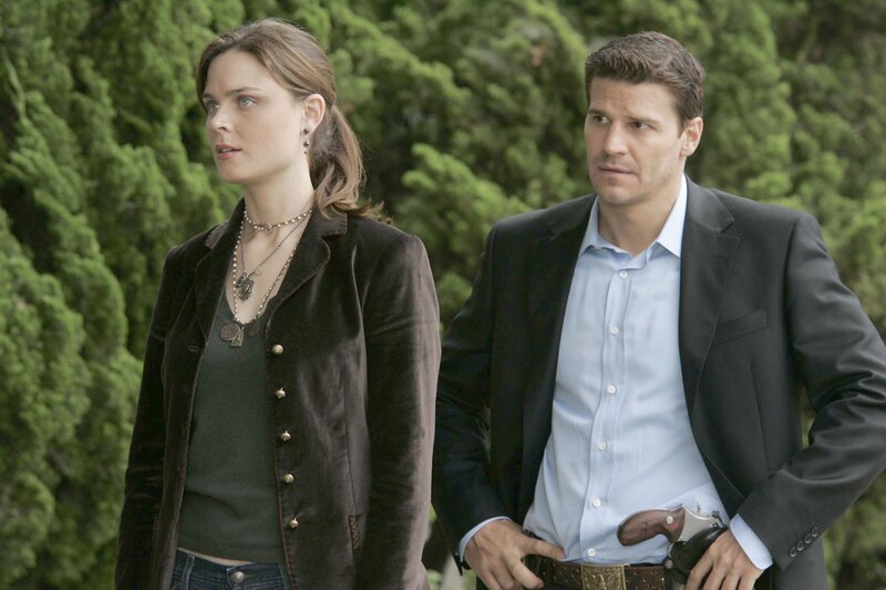 (v.l.n.r.) Dr. Brennan (Emily Deschanel); Booth (David Boreanaz) – Bild: FOX BROADCASTING COMPANY /​ Sam Urdank