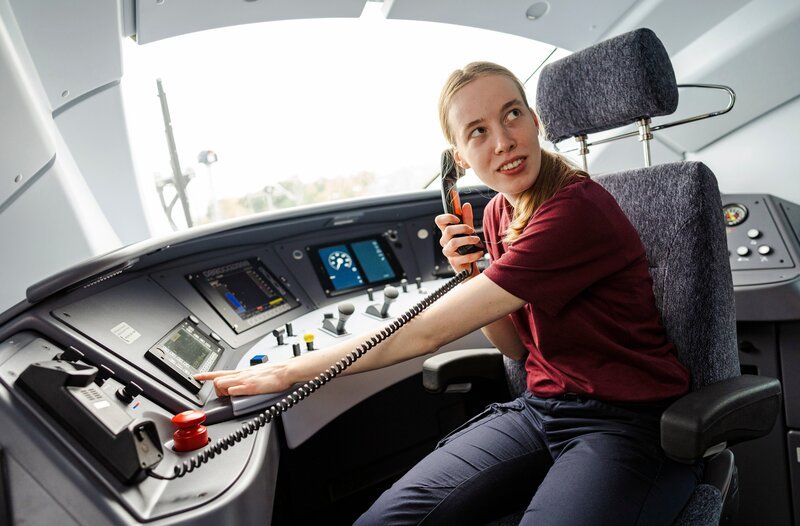 Einblicke in die Ausbildung: unterwegs mit Lokführer-Azubi Laura. – Bild: WDR/​i&u Studios/​Ben Knabe