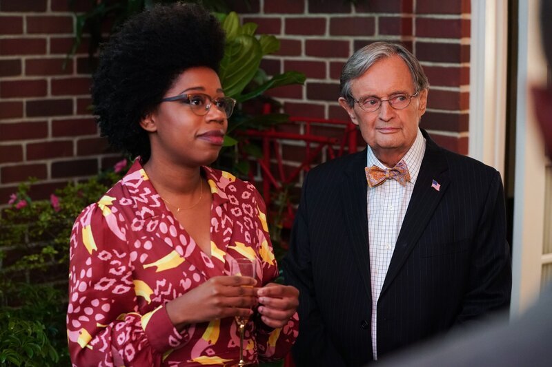 Kasie Hines (Diona Reasonover, l.); Donald Mallard (David McCallum, r.) – Bild: CBS Broadcasting, Inc. All Rights Reserved /​ Sonja Flemming
