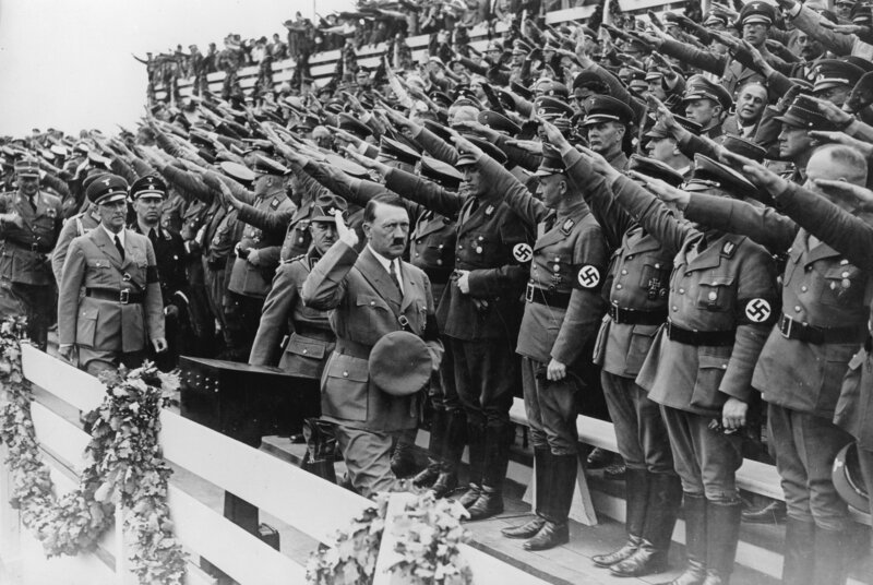 Germany, Third Reich – Nuremberg Rally 1934 Adolf Hitler taking the salute of formations of the Reich Labour Service. – Bild: ullstein bild via Getty Images