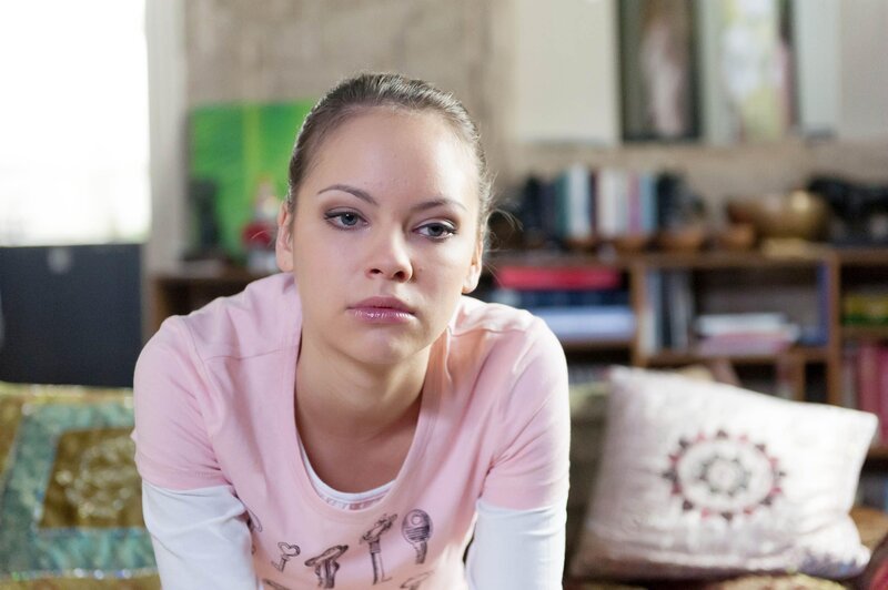 Kira (Barbara Prakopenka) erkennt verzweifelt, dass sie mit ihrer Verleumdungs-Aktion vor allem sich selbst geschadet hat. – Bild: RTL