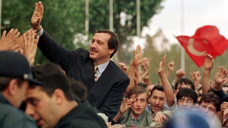 Istanbuler Bürgermeister Recep Tayyip Erdoğan winkt Anhängern nach einer Pressekonferenz im Jahr 1998. – Bild: WDR/​picture alliance/​ASSOCIATED PRESS/​Murad Sezer