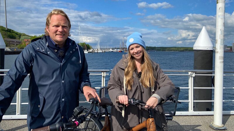 Björn Freitag (l) mit Reise-Bloggerin Finja Schulze auf der Promenade Kiellinie. – Bild: WDR/​2bild GmbH/​Kinga Janur