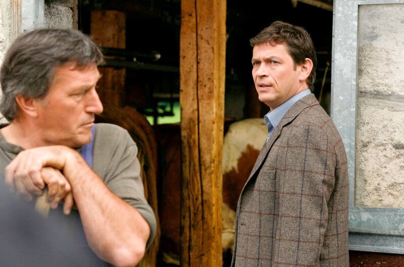 Kommissar Lind (Tom Mikulla, re.) fühlt Wilfried Duch (Johann Schuler) auf den Zahn. – Bild: ORF 2