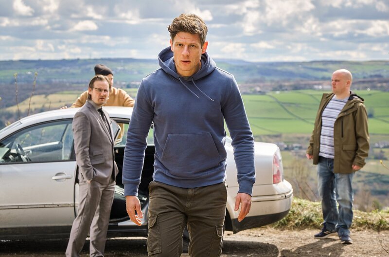 Die Lage spitzt sich zu und endet in einem letzten Showdown: Viktor (Anthony Flanagan, li.), Zeljko (Greg Kolpakchi, re.) und Tommy Lee Royce (James Norton, Mi.) in „Happy Valley“, Staffel 3, Folge 6 – Bild: Lookout Point/​BBC/​Matt Squire