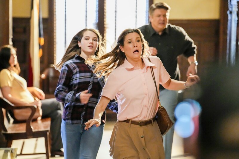 (v.li.): Raegan Revord (Missy Cooper), Zoe Perry (Mary Cooper), Lance Barber (George Cooper Sr.). – Bild: ORF/​PRO7/​Warner/​CBS/​Robert Voets