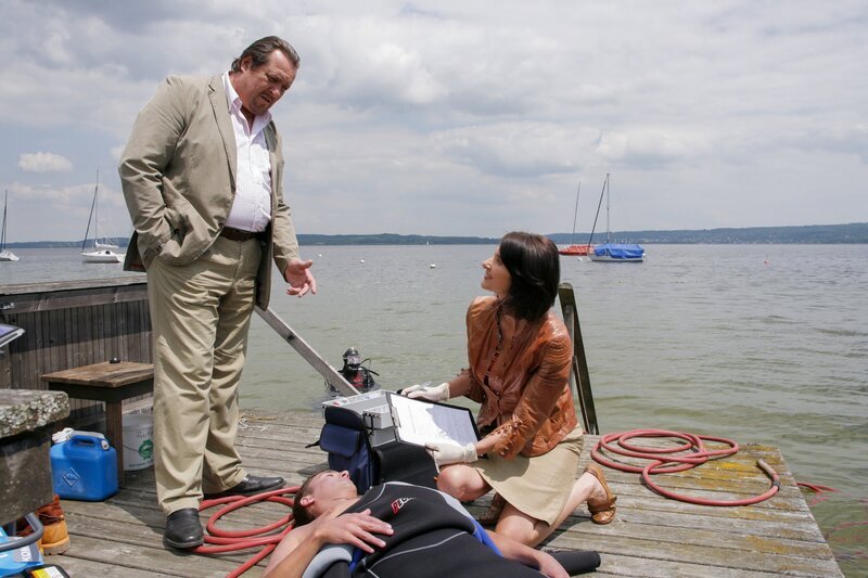 Pathologin Dr. Eckstein (Petra Einhoff, re.) informiert Kommissar Prantl (Andreas Giebel, li.) über den gewaltsamen Tod eines Tauchschulbesitzers. – Bild: ORF/​ZDF/​Christian A. Rieger