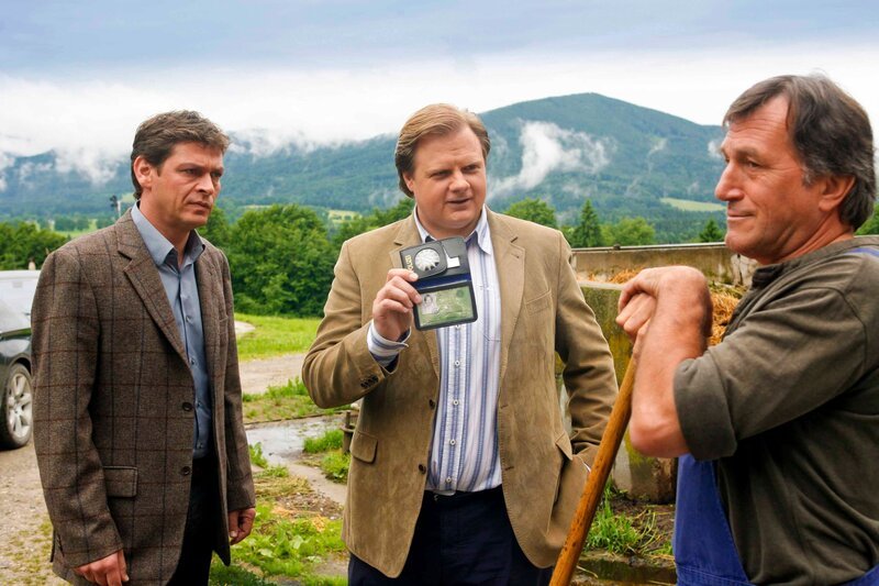 Hat Bauer Wilfried Duch (Johann Schuler, re.) vor den Cops Christian Lind (Tom Mikulla, li.) und Tabias Hartl (Michael A. Grimm) etwas zu verbergen? – Bild: ORF