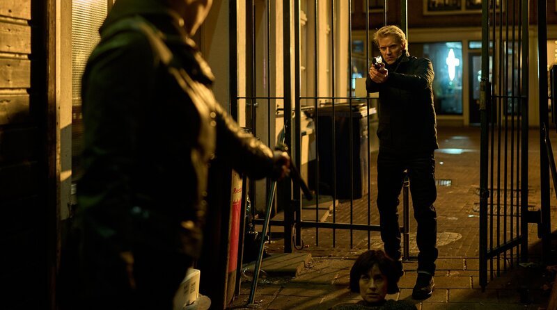 Kommissar Piet van der Valk (Marc Warren) kommt seiner Kollegin Lucienne Hassell (Maimie McCoy) zur Hilfe. – Bild: ARD Degeto Film/​All3Media international/​Mark de Blok