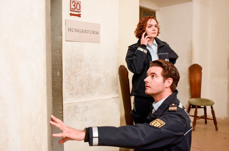 Jakob Frings (Max König, v.) und Julia Demmler (Wendy Güntensperger, h.) versuchen, mit ihren eingeschlossenen Kollegen Kontakt aufzunehmen. – Bild: ORF/​Bavaria/​ARD/​SWR/​Laurent Trümper