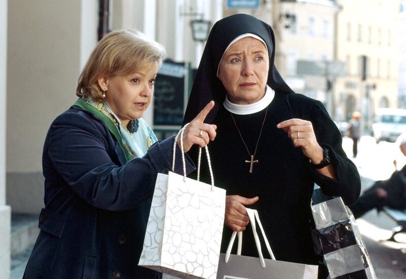 Lotte (Jutta Speidel, r.) und Marianne Laban (Andrea Wildner, l.) gehen mit Wöllers Kreditkarten shoppen. – Bild: ORF 2