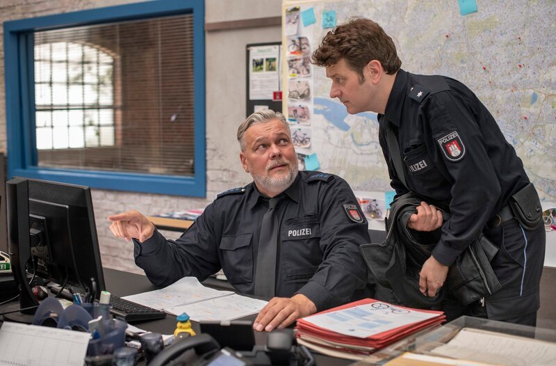 Helmut Husmann (Torsten Münchow, l.) hat im Internet das gestohlene Fahrrad von Daniel Schirmer (Sven Fricke, r.) gefunden. – Bild: ARD /​ Thorsten Jander