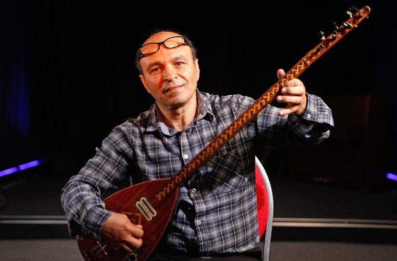 Ata Canani ist Musiker und kam 1974 als Kind türkischer Gastarbeiter:innen nach Bremerhaven. – Bild: Radio Bremen und MDR/​Marlene Wynants