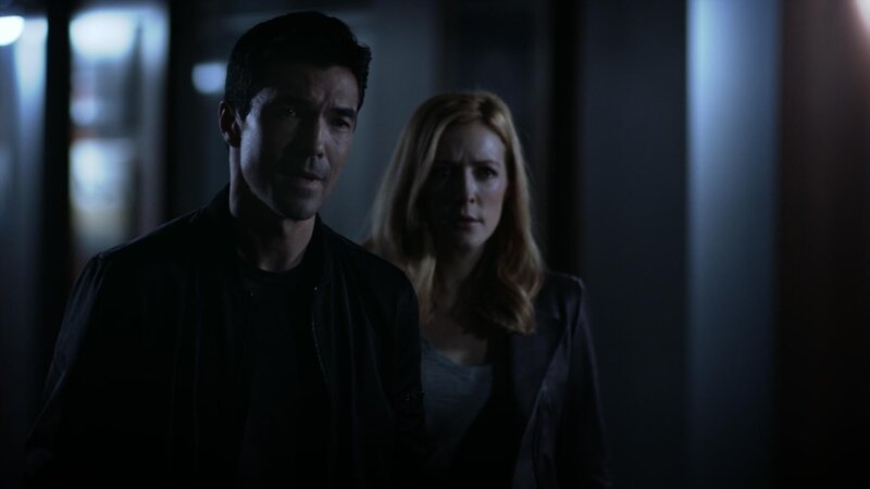 Harris (Ian Anthony Dale, l.); Grace (Jennifer Finnigan, r.) – Bild: 2018 CBS Broadcasting Inc. All Rights Reserved. Lizenzbild frei