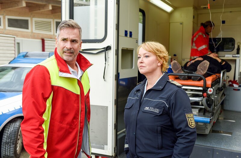Dr. Martin Dillinger (Manou Lubowski, l.) bietet Nele Fehrenbach (Floriane Daniel, r.) Hilfe an. Er will ihr bei der Verarbeitung des traumatischen Erlebnisses helfen. – Bild: ORF/​Bavaria/​ARD/​SWR/​Laurent Trümper