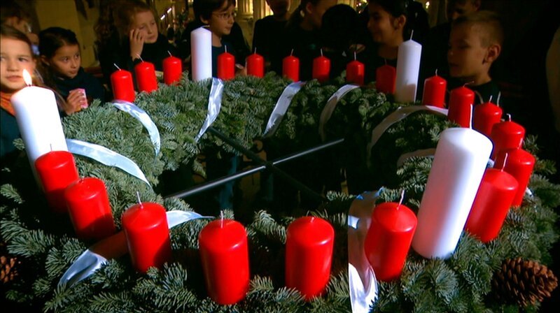 Der Adventskranz, die feierlichste norddeutsche Erfindung. – Bild: NDR