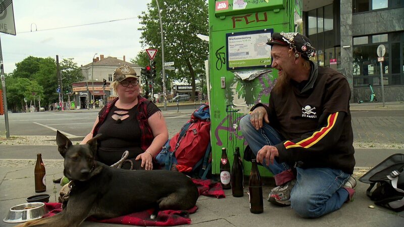 Die Punks Lausi, Paddy und Asterix versuchen durch Schnorren an etwas Geld zu kommen. – Bild: RTLZWEI