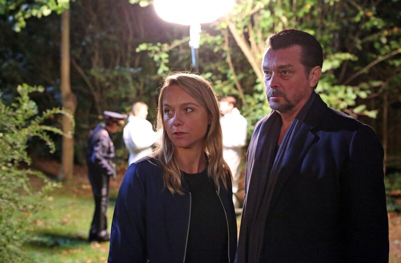 Jeder kennt hier jeden: Kommissar Sascha Bergmann (Hary Prinz) und seine Kollegin Anni Sulmtaler (Anna Unterberger) ermitteln im beschaulichen Murbruck. – Bild: ARD Degeto/​Allegro Film/​Stefan H