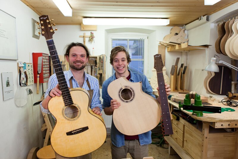 Tobi (rechts) mit Gitarrenbaumeister Stefan Meigel. – Bild: BR/​megaherz gmbh/​Hans-Florian Hopfner