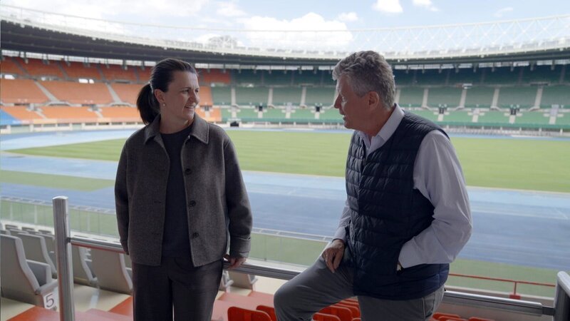  Karl Hohenlohe im Gespräch mit Isabel Hochstöger im Ernst-Happl-Stadion. – Bild: ORF/​Clever Contents