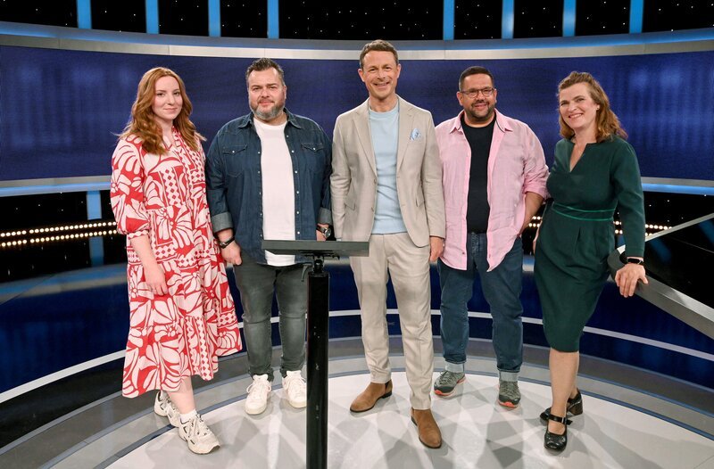 Moderator Alexander Bommes mit den Kandidat:innen (v.l.n.r.): Jana Maiaroli, Jens Mahrhold (NDR 2), Patrick Stein, Gesa Ufer (radioeins). – Bild: ARD/​Uwe Ernst
