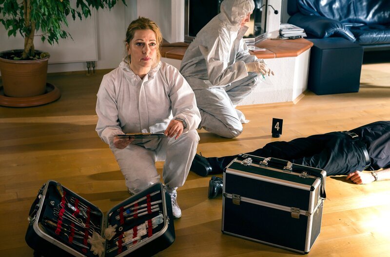 Die Pathologin Anja Licht (Karin Thaler) untersucht die Leiche von Ferdl Rauchschwarz. – Bild: ARD/​TMG/​Arvid Uhlig