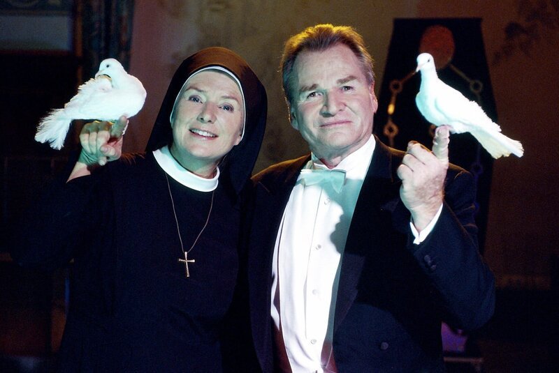 Lassen die Streithähne Schwester Lotte (Jutta Speidel, l.) und Bürgermeister Wöller (Fritz Wepper, r.) endlich Friedenstauben steigen? – Bild: ORF 2